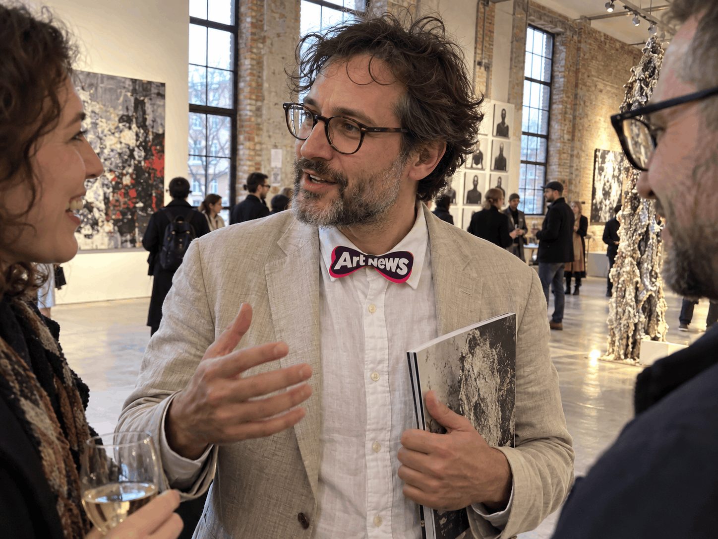 Відвідувач берлінської артгалереї з метеликом Art News