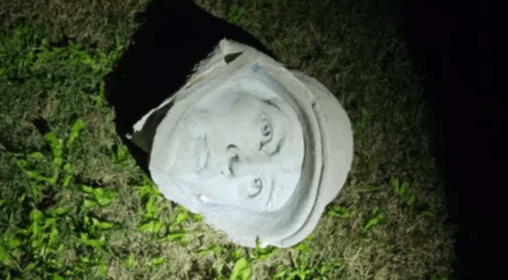 Зменшена копія пам'ятника підняття прапора на Іводзімі у Вірджинії