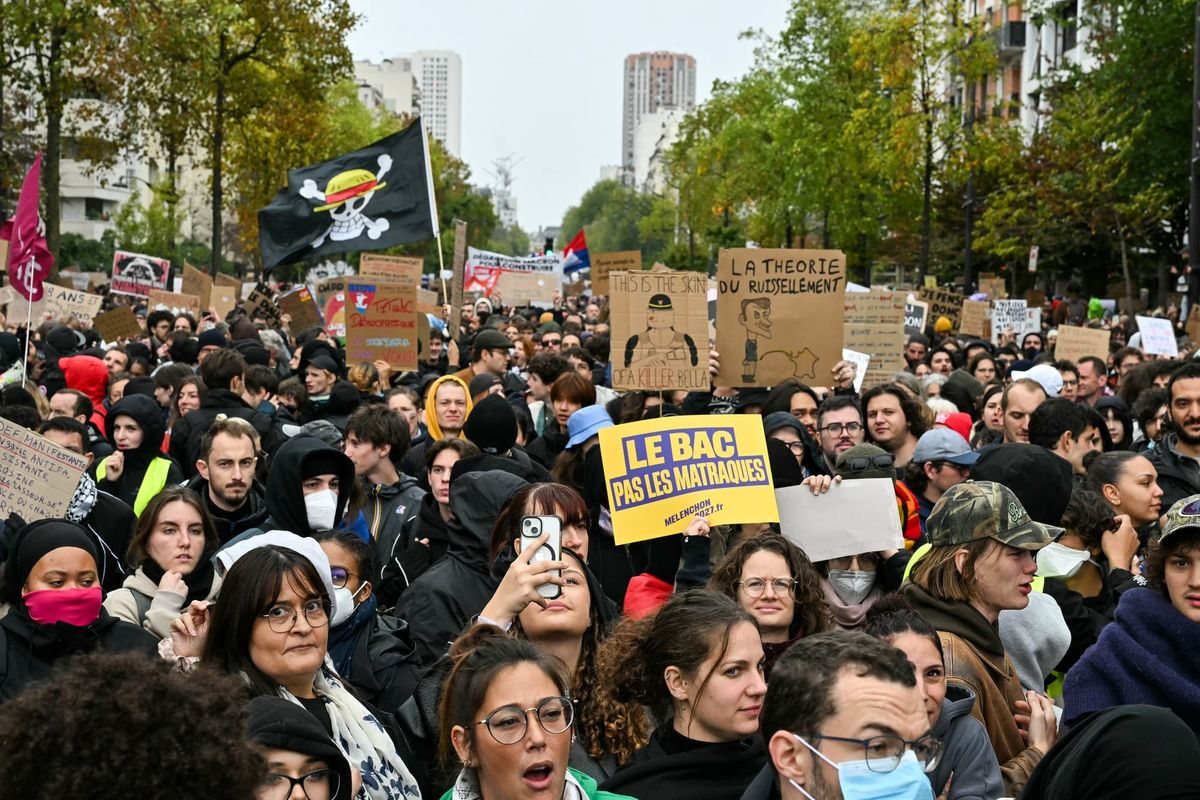 Натовп протестувальників на вулицях Парижа під час масових акцій