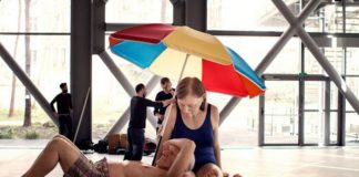 Рон Мьюек Couple under an umbrella_2