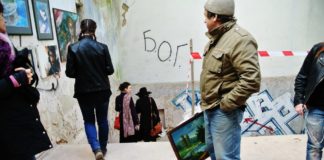 У Полтаві митці захопили закинуту будівлю в центрі міста_3