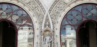 126-летняя статуя стала жертвой селфи