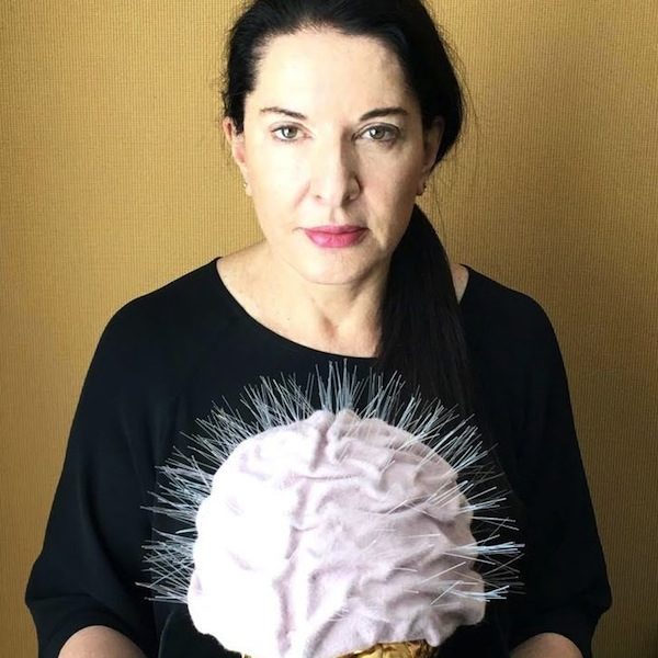 znamenitaya-performansistka-marina-abramovich-vruchila-normanu-fosteru-shapochku-bezumnogo-uchenogo-i-zolotoj-mozg