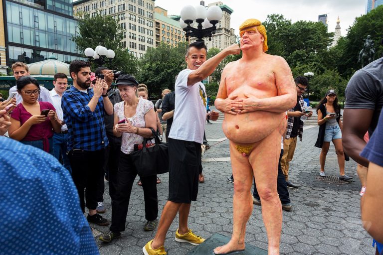 дональд трамп скульптура_1