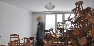 ИнсталляцияАнны Самар и Анастасии Путиловской _Невозвращение_