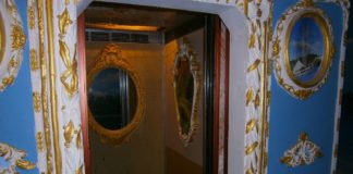 Пенсионер превратил свой подъезд в роскошный дворец 3