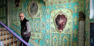 Пенсионер превратил свой подъезд в роскошный дворец