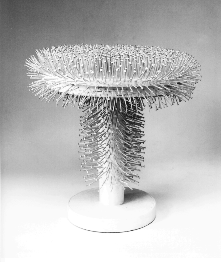 Гюнтер Юккер. Стол - предмет с гвоздями (1964)