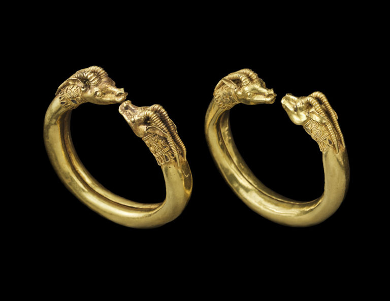 Древняя пара золотых браслетов (IV век). Фото Ariadne Galleries, Нью-Йорк